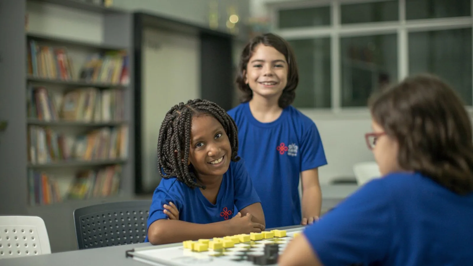 Alunos do ensino fundamental 2 na biblioteca