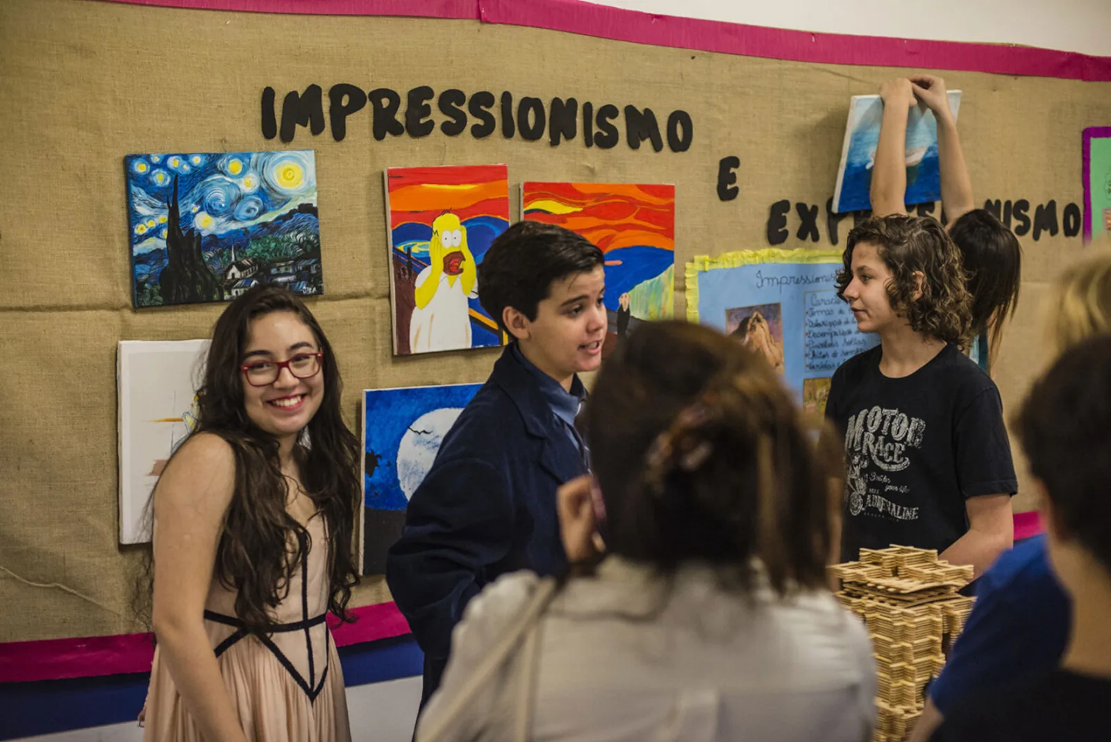 Alunos do fundamental 2 em exposição de arte