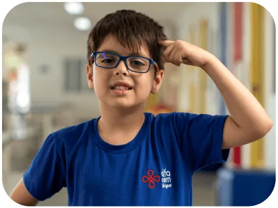 Menino com óculos e uniforme