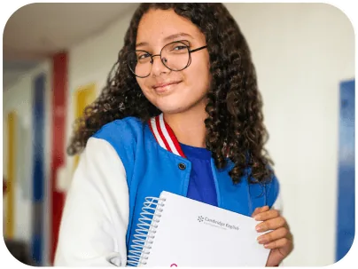 Menina com óculos segurando um caderno